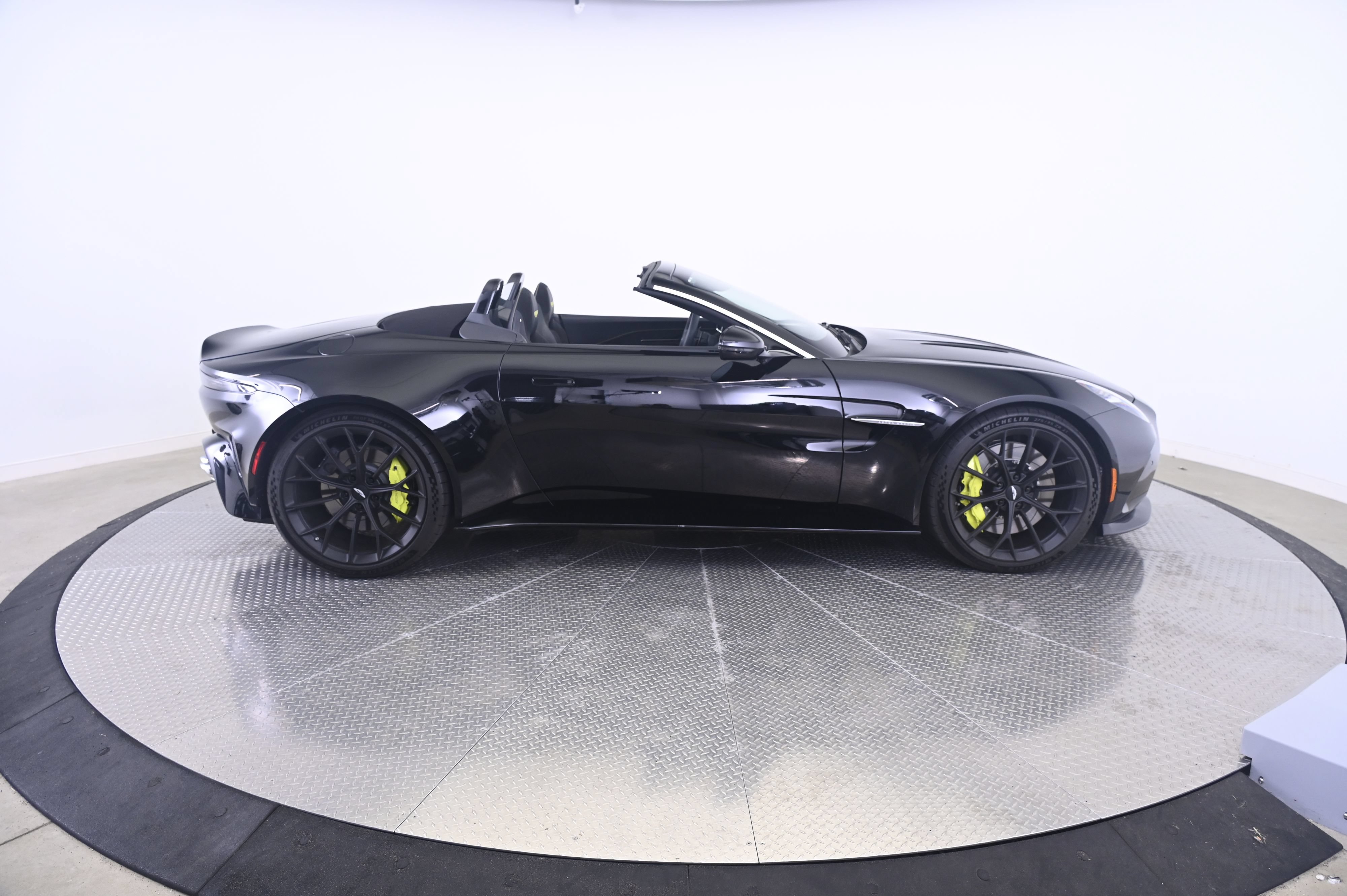 Used 2026 Aston Martin V8 Vantage Coupe RWD image 8