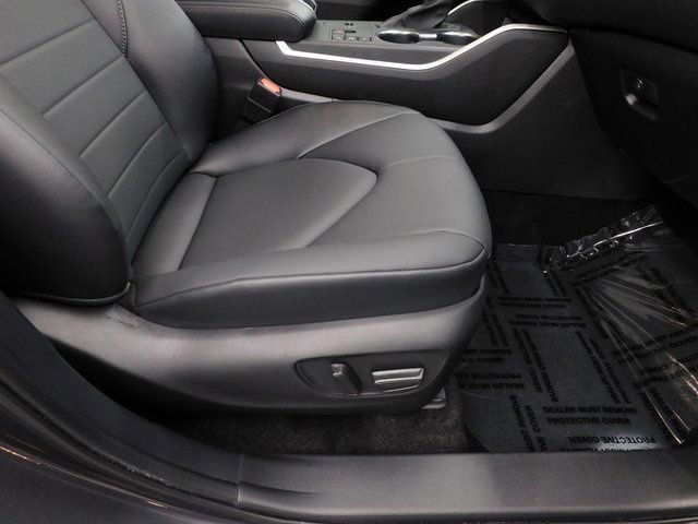 Used 2025 Toyota Highlander XLE image 35