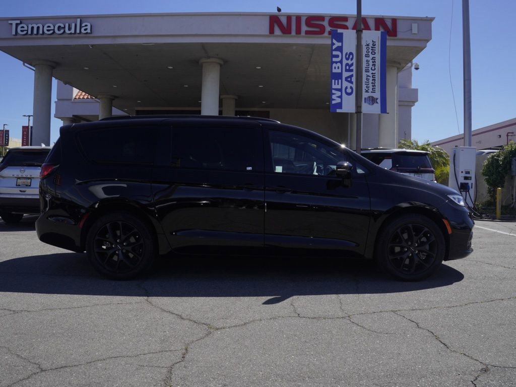 Used 2024 Chrysler Pacifica Limited w/ Uconnect Theater Family Group image 3