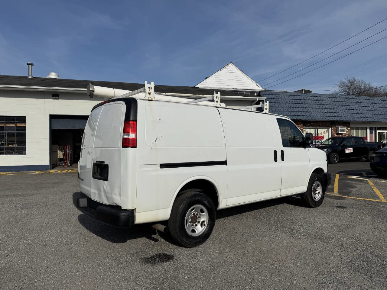 Used 2019 Chevrolet Express 3500 w/ Driver Convenience Package RWD image 12
