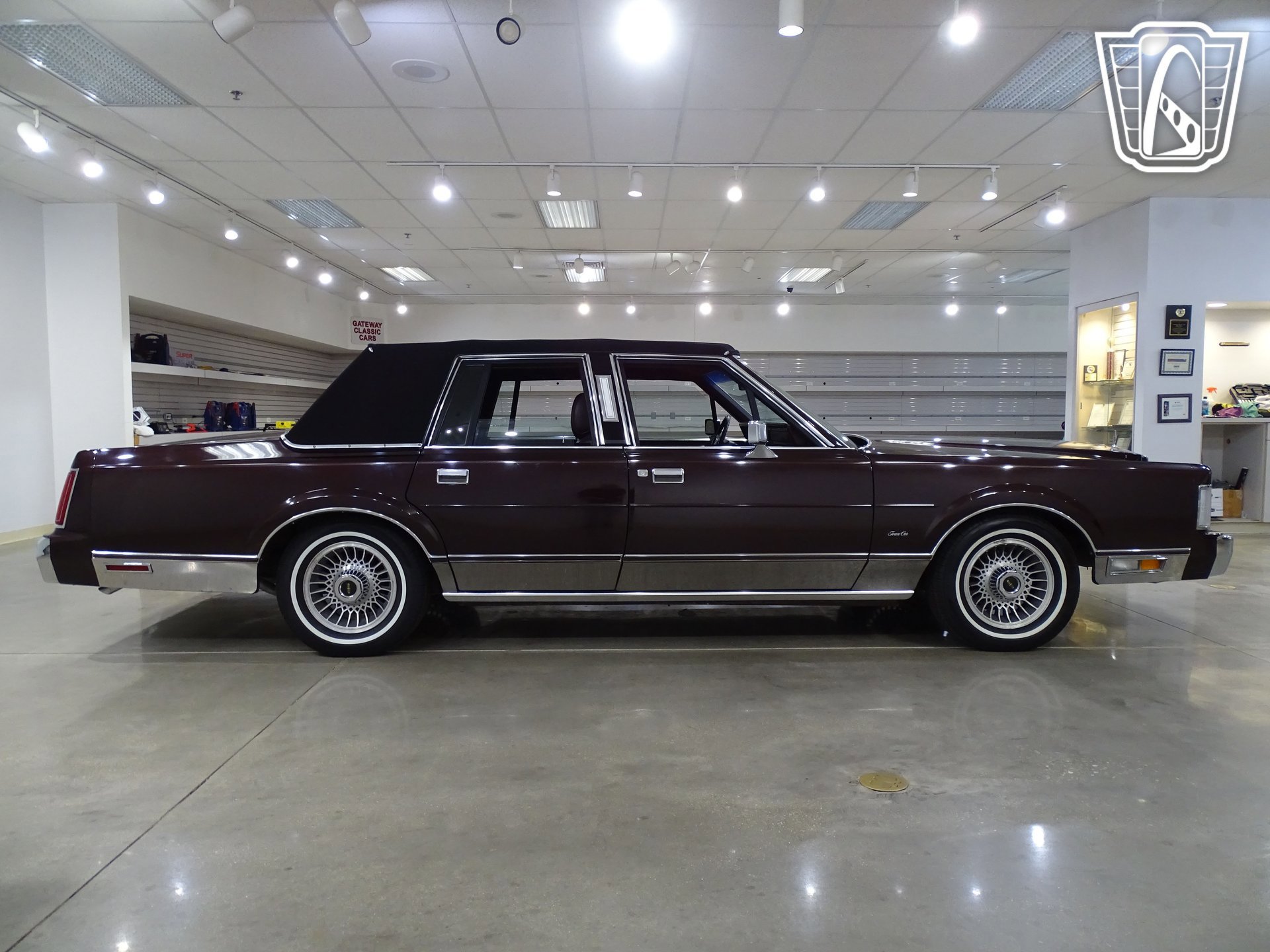 Used 1988 Lincoln Town Car RWD image 18
