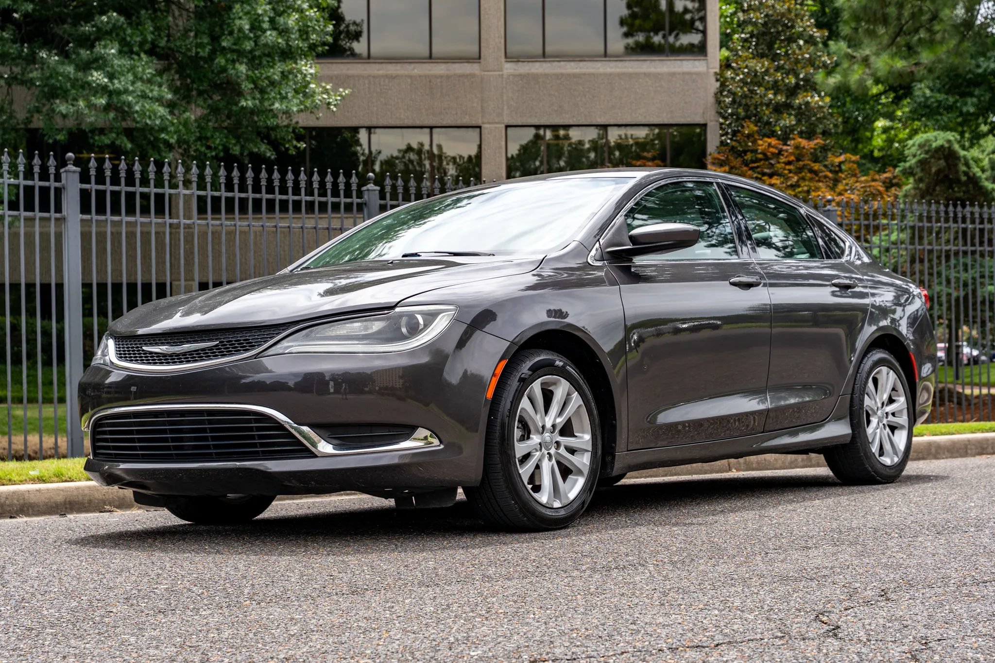 Used 2017 Chrysler 200 Limited Platinum FWD image 1