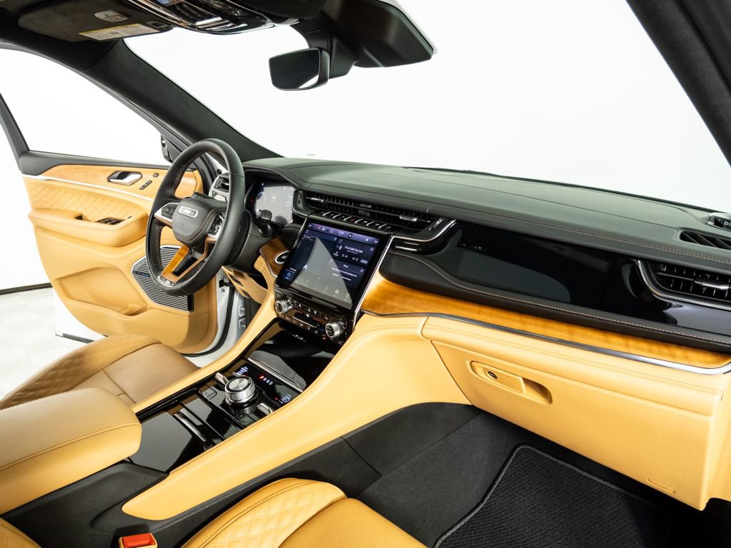 Used 2025 Jeep Grand Cherokee Summit image 24