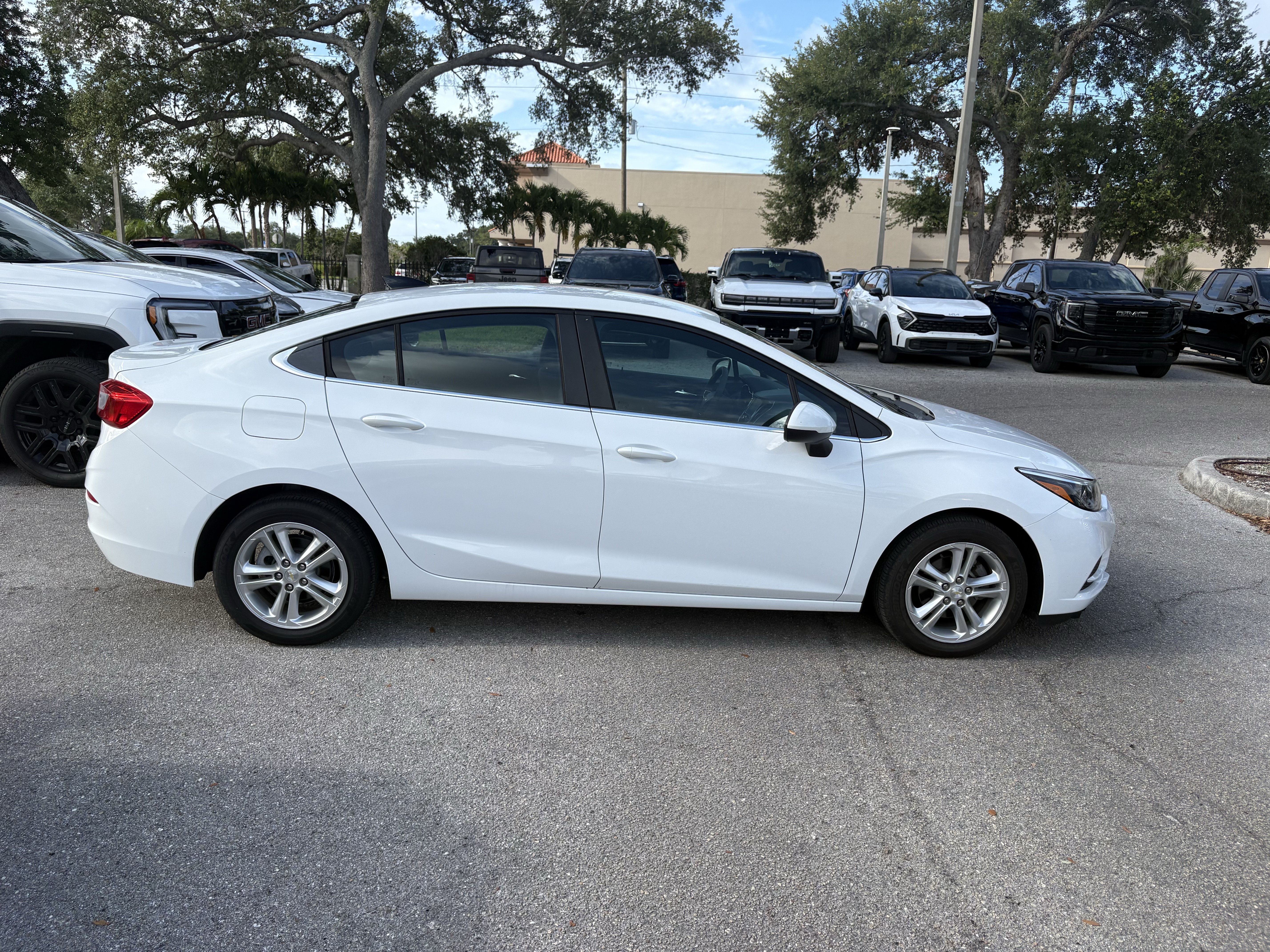 Used 2017 Chevrolet Cruze LT FWD image 8