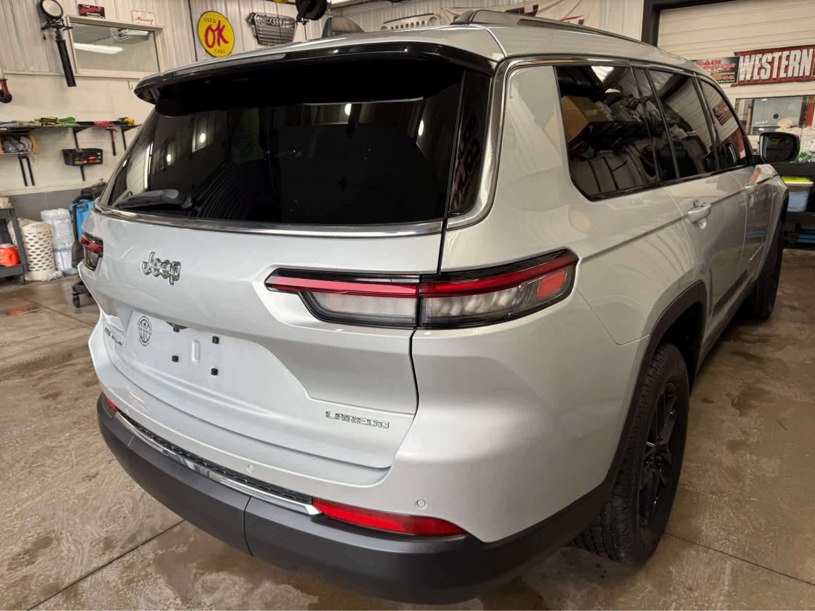Used 2022 Jeep Grand Cherokee L Laredo w/ Luxury Tech Group I AWD/4WD image 5