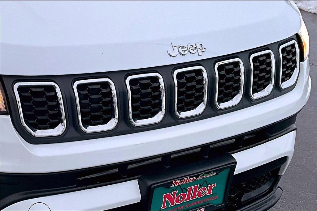 Used 2024 Jeep Compass Latitude image 28