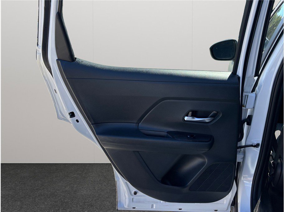 Used 2025 Nissan Kicks SV image 33