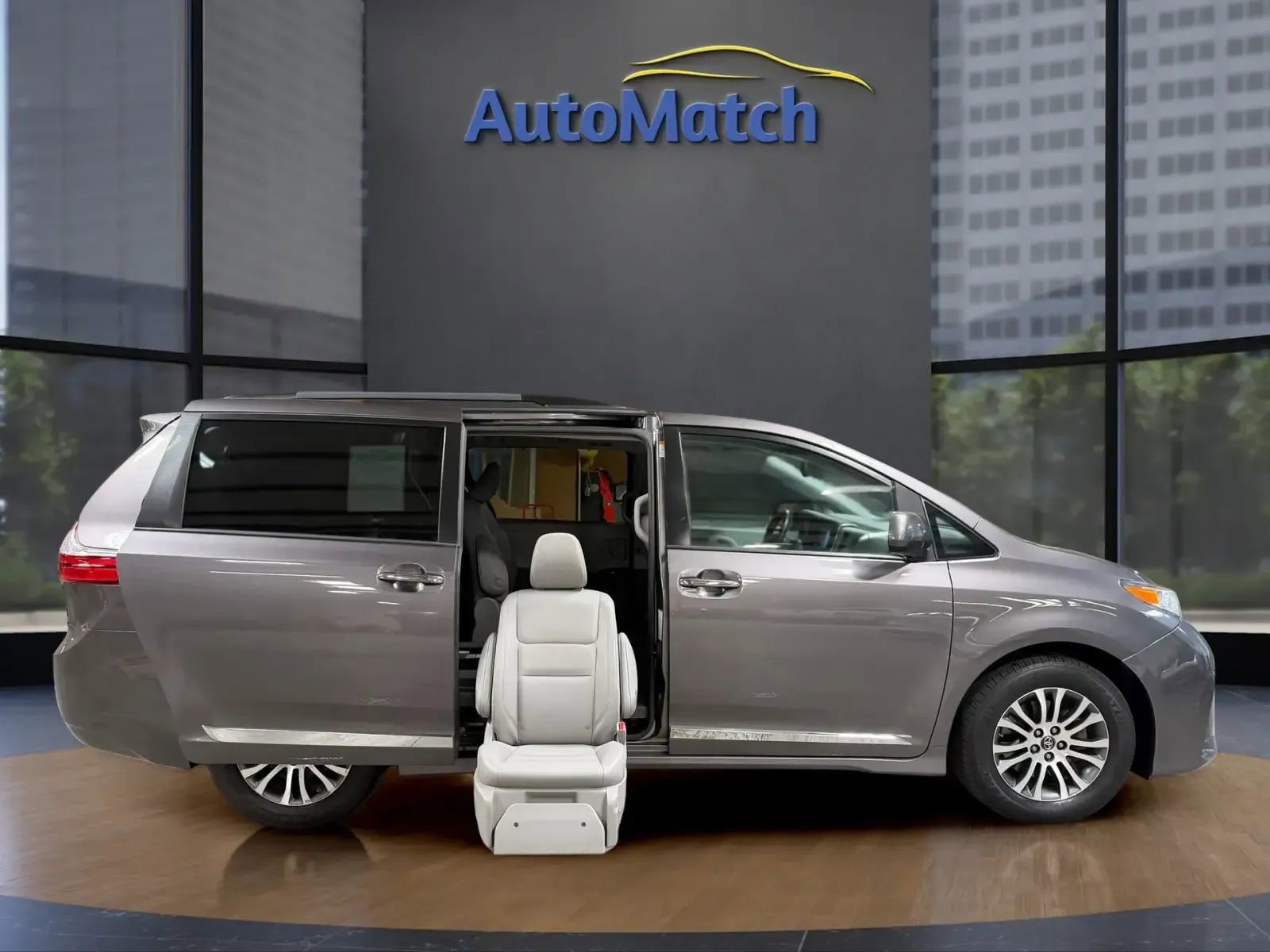 Used 2019 Toyota Sienna XLE w/ XLE Navigation Package FWD image 15