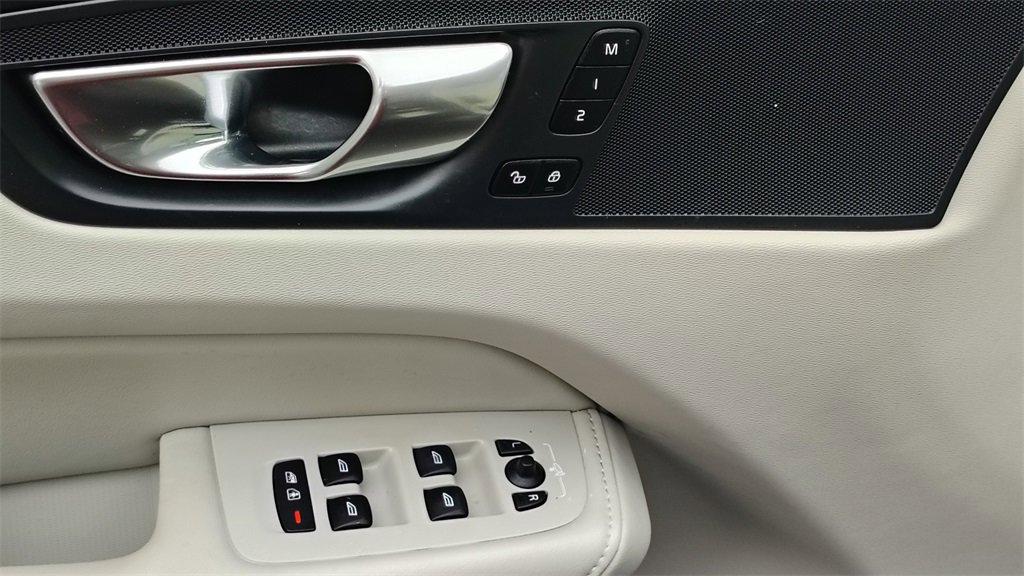 Used 2023 Volvo XC60 B5 Plus w/ Climate Package image 9