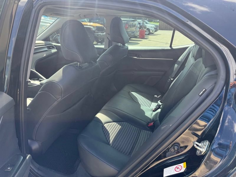 Used 2018 Toyota Camry SE w/ Moonroof Package FWD image 6