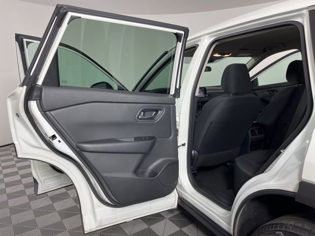 Used 2024 Nissan Rogue S image 40