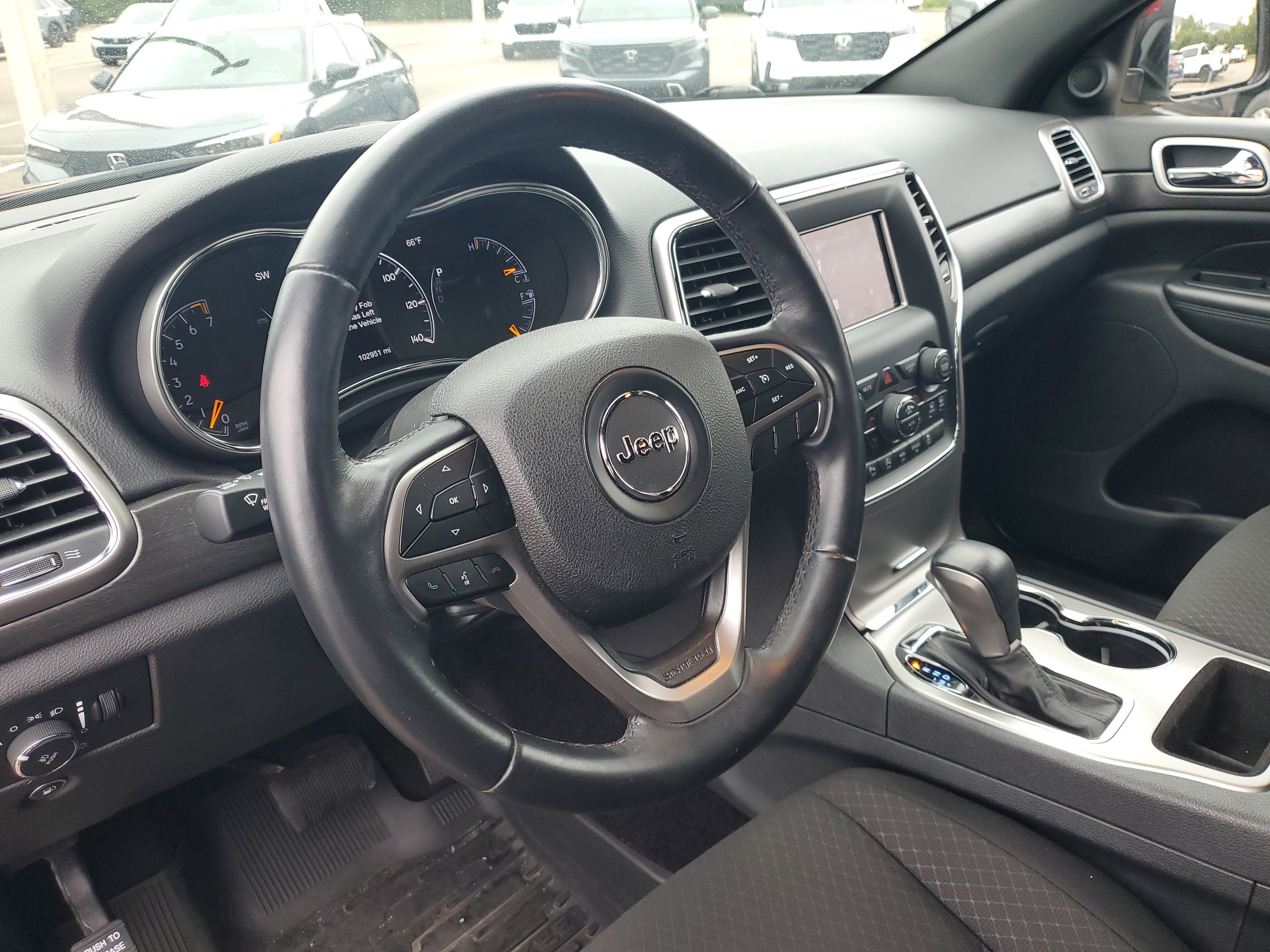 Used 2018 Jeep Grand Cherokee Laredo image 28