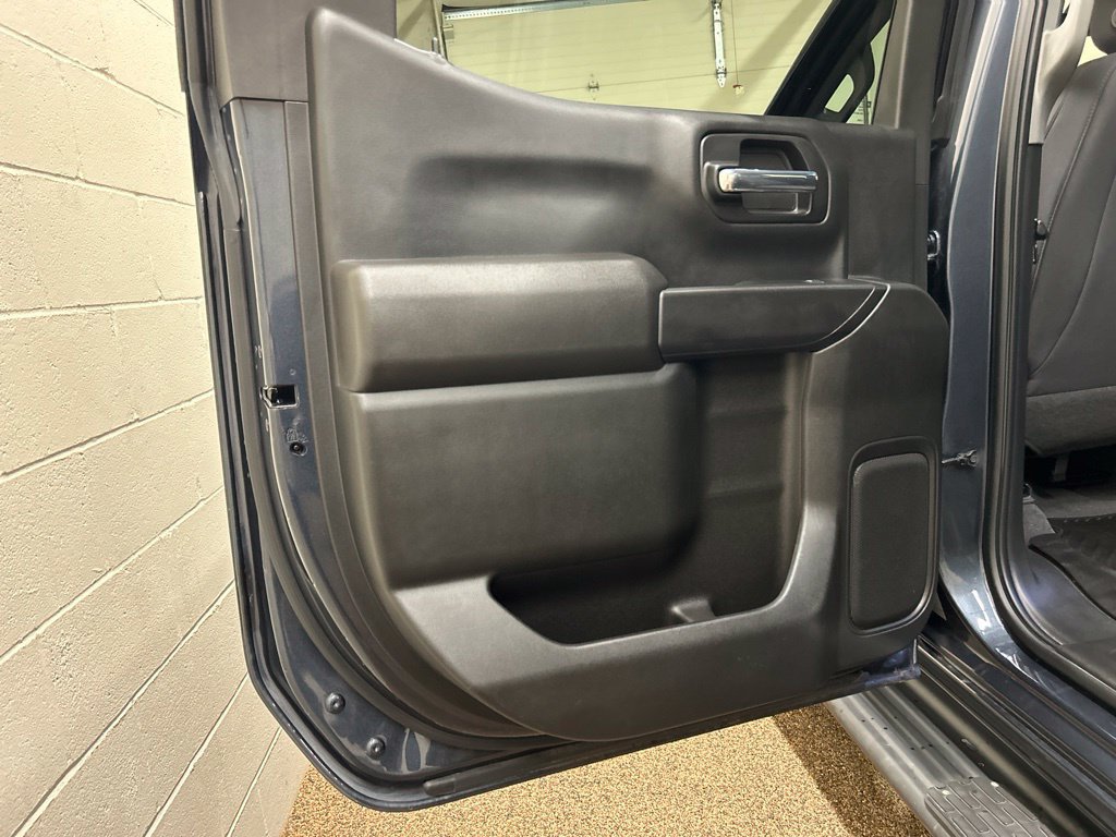 Used 2022 Chevrolet Silverado 1500 Custom w/ LPO, Blackout Package AWD/4WD image 16