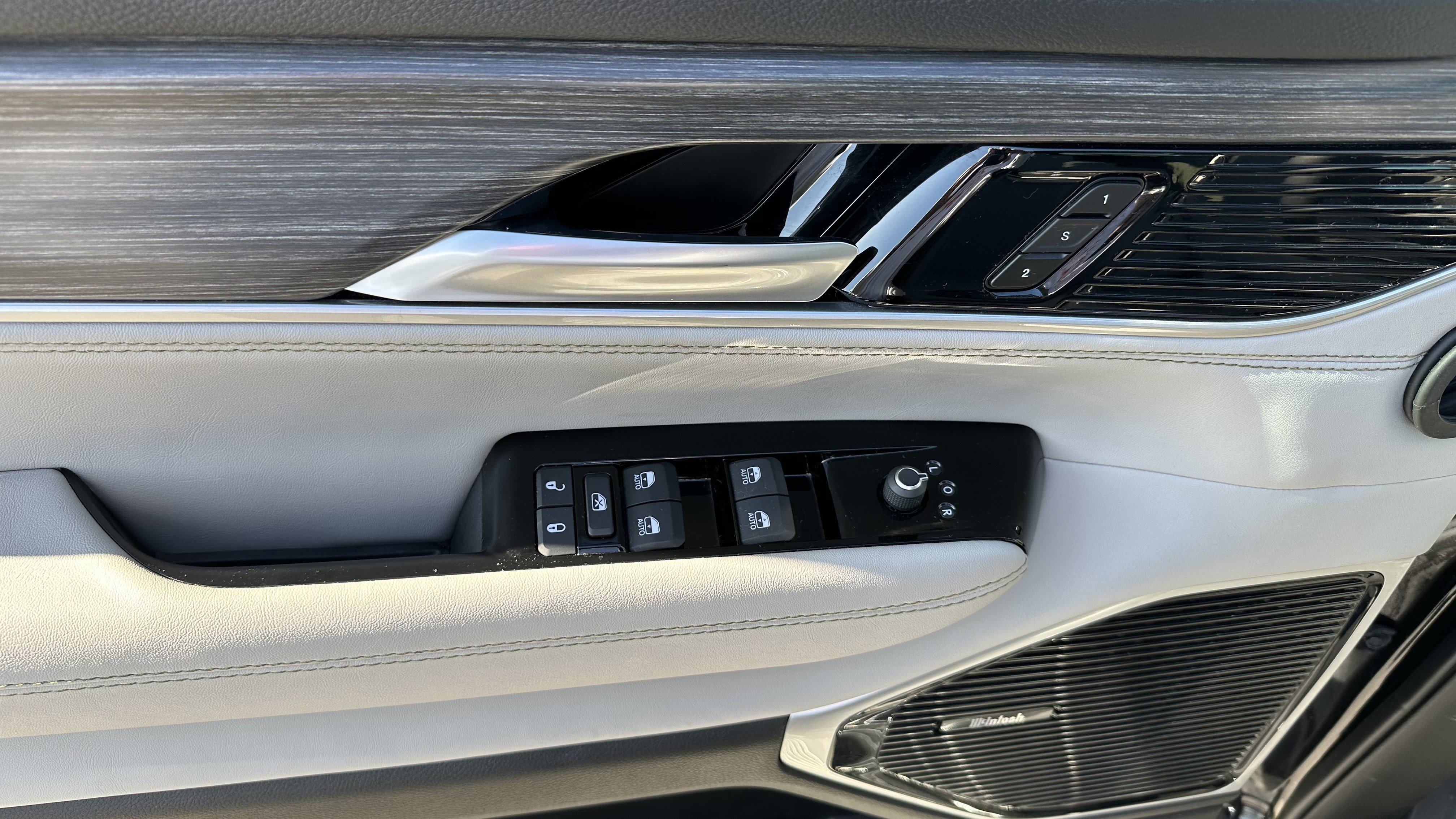 Used 2024 Jeep Wagoneer L Series III w/ Premium Group I image 17