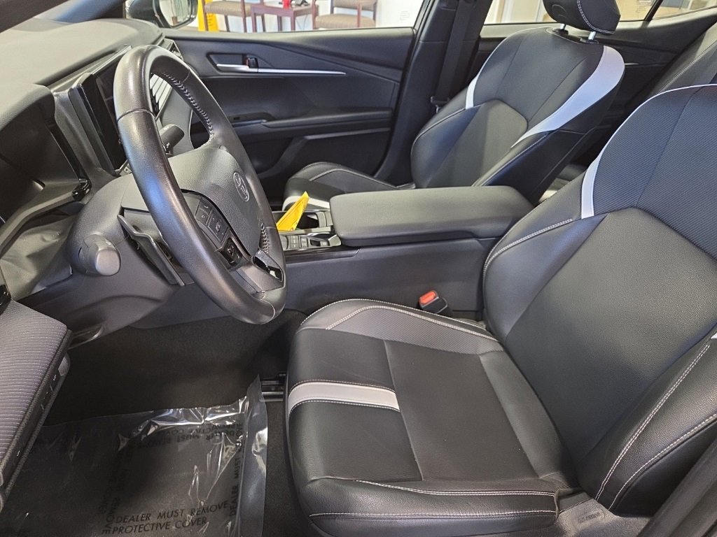 Used 2025 Toyota Camry SE image 12