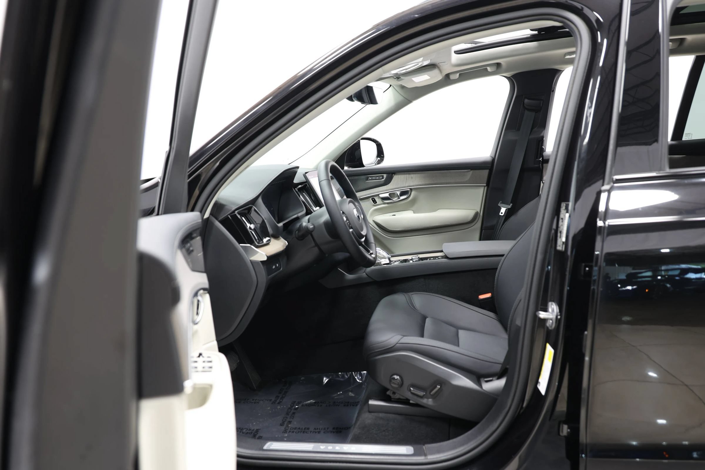 Used 2025 Volvo XC90 T8 Plus w/ Protection Package Premier AWD/4WD image 12