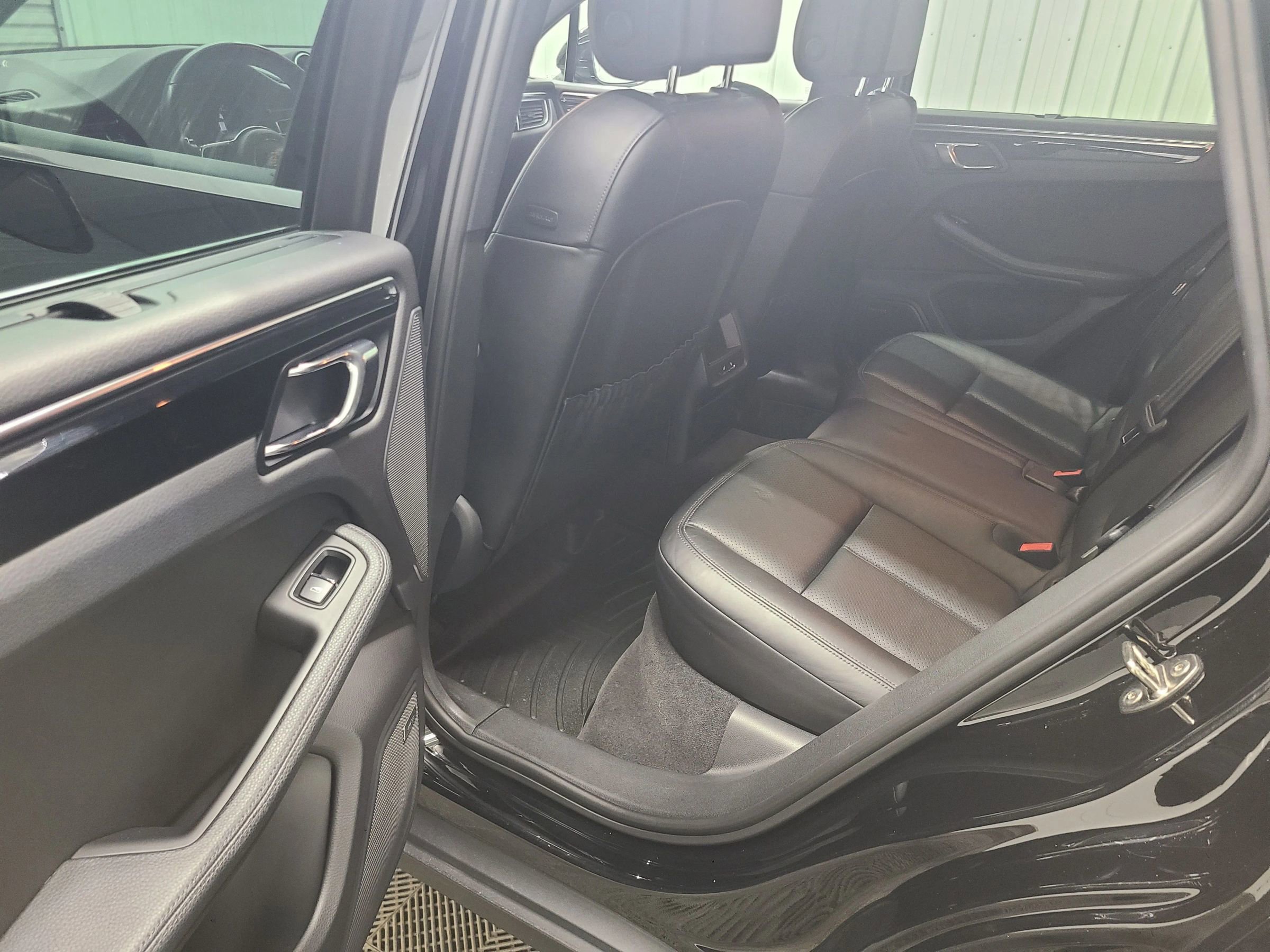 Used 2015 Porsche Macan S w/ Premium Package Plus image 36