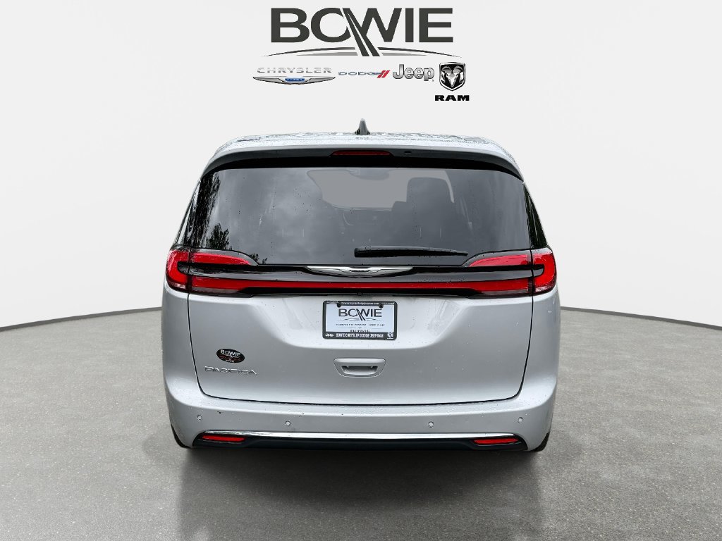 Used 2024 Chrysler Pacifica Touring-L FWD image 3