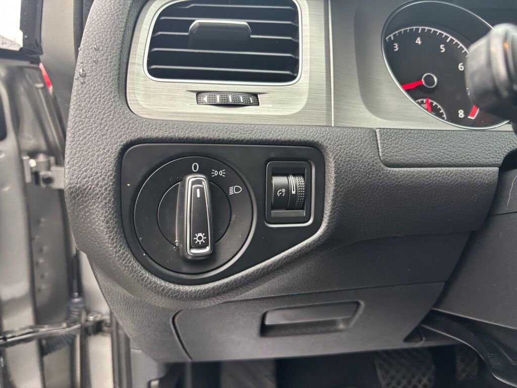 Used 2017 Volkswagen Golf S image 19