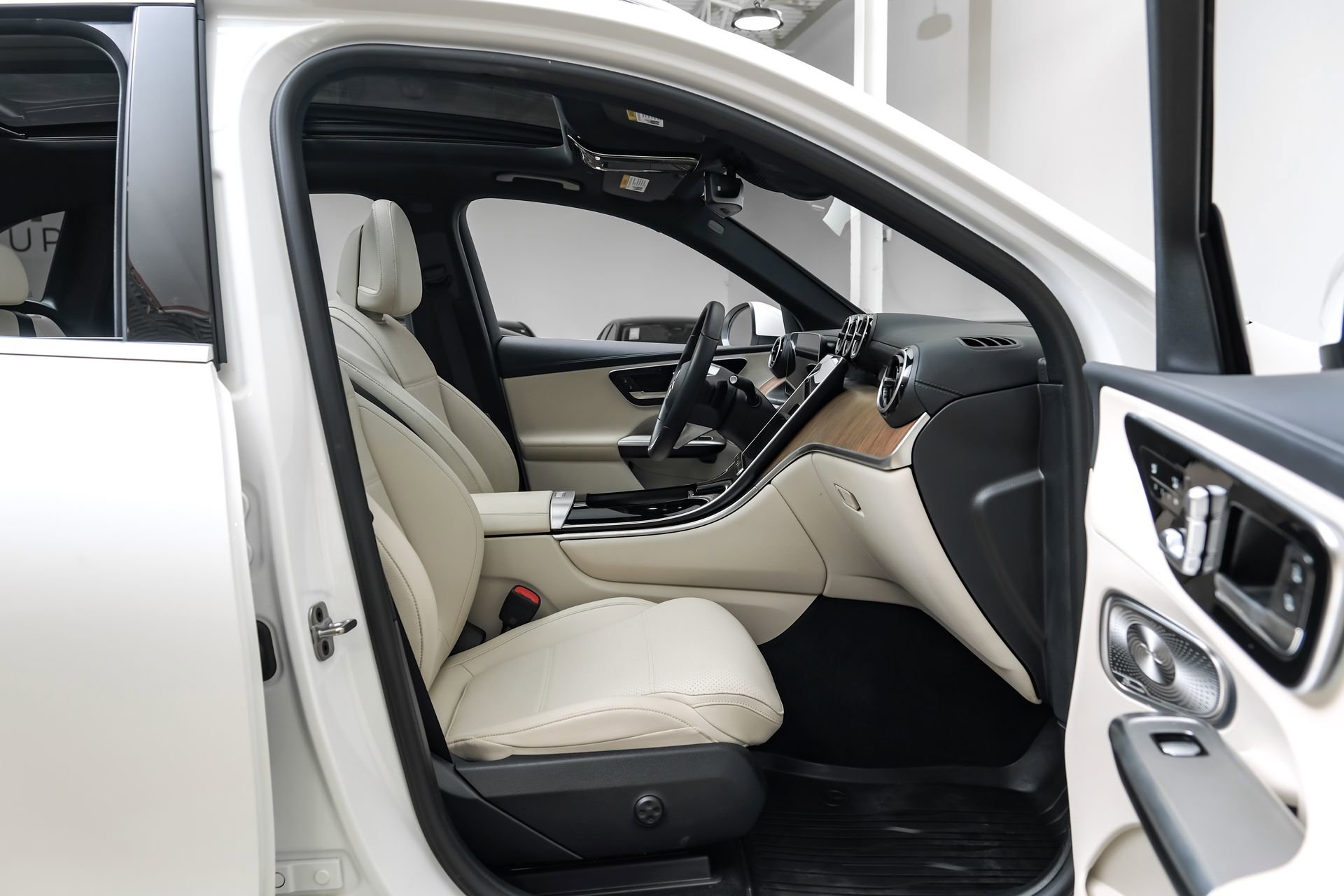 Used 2024 Mercedes-Benz GLC 300 image 32