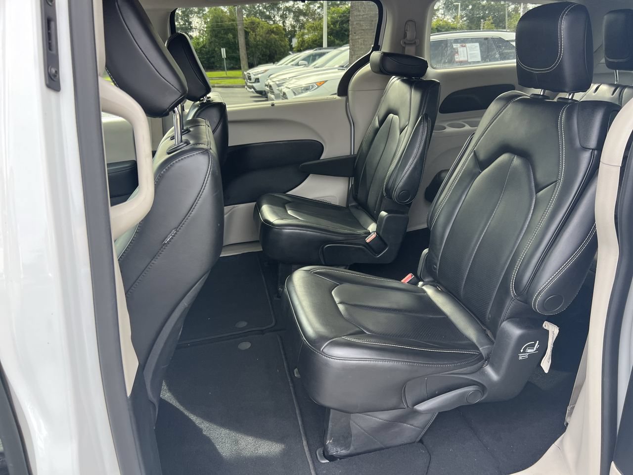 Used 2023 Chrysler Pacifica Touring-L FWD image 32