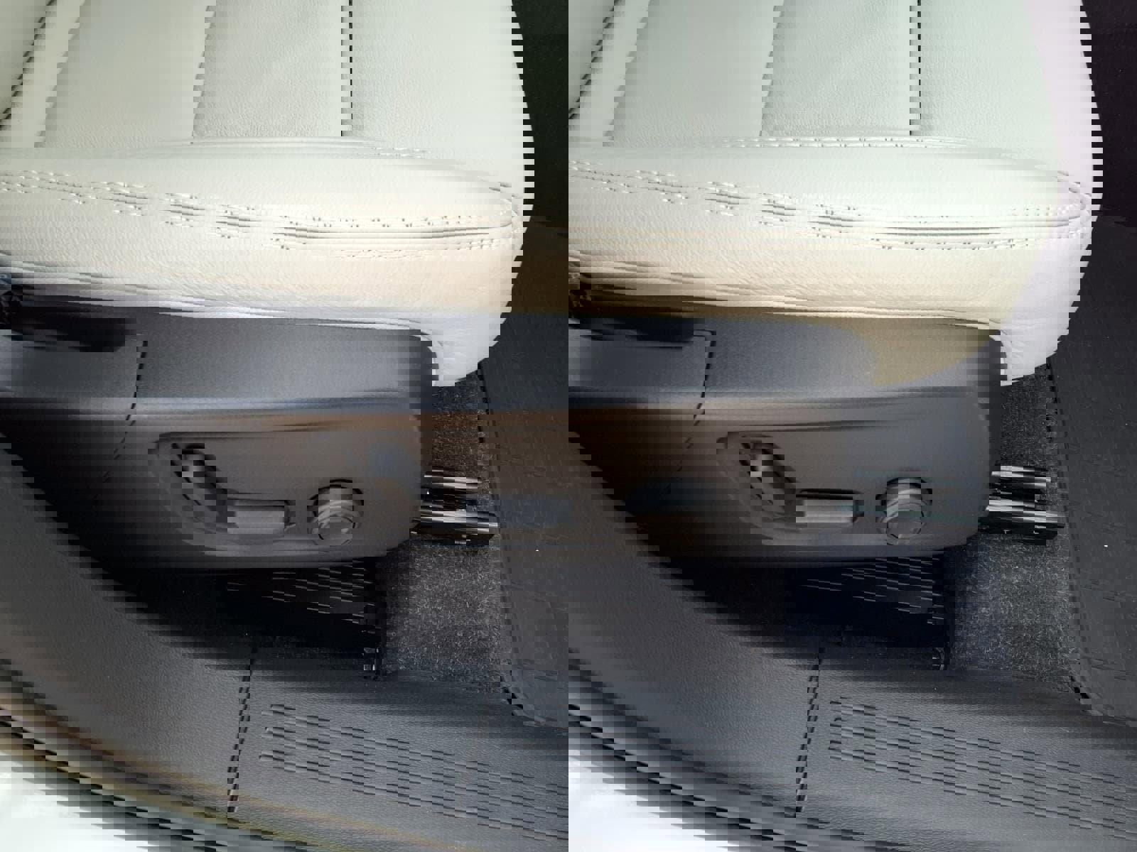 Certified 2023 Volvo XC40 B5 Plus w/ Driver Assist Package image 12