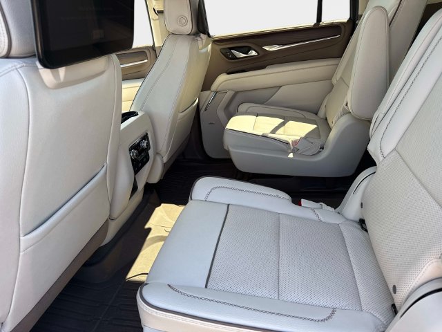 Used 2023 GMC Yukon XL Denali w/ Advanced Technology Package AWD/4WD image 13