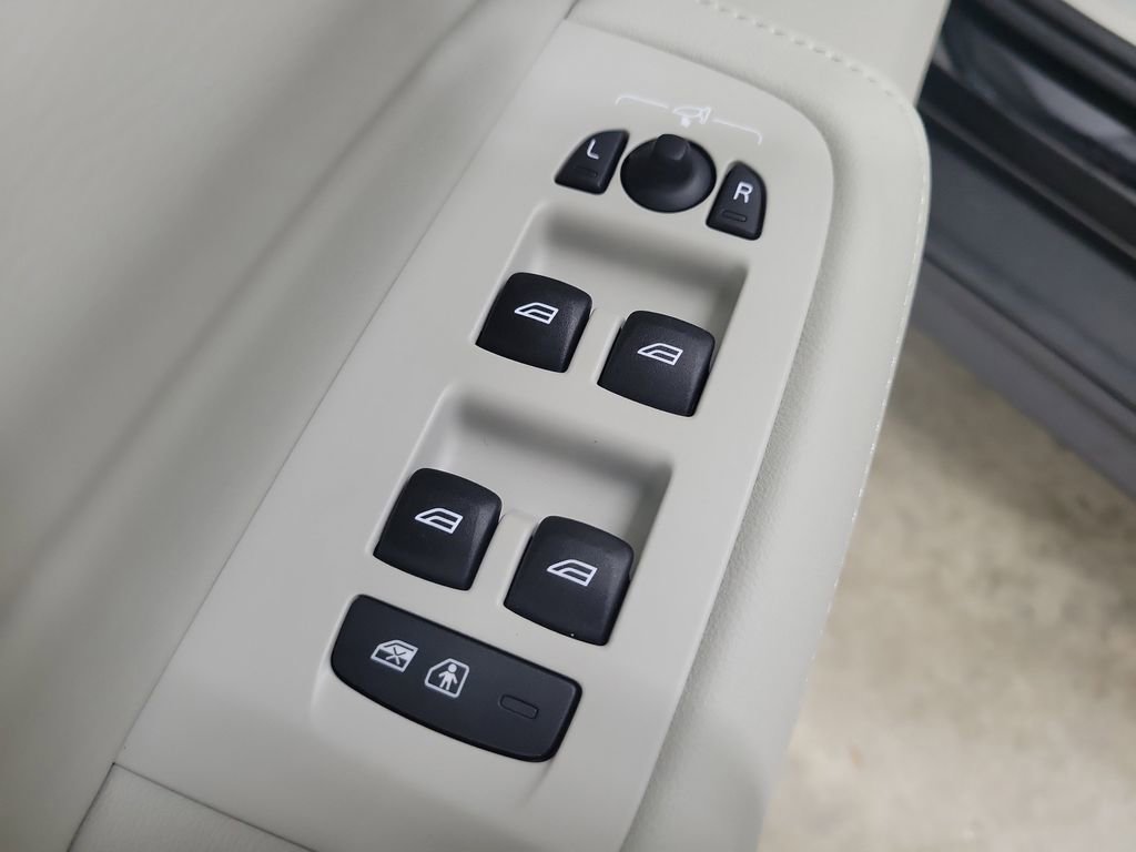 New 2026 Volvo V60 B5 Cross Country Plus w/ Protection Package Premier image 22