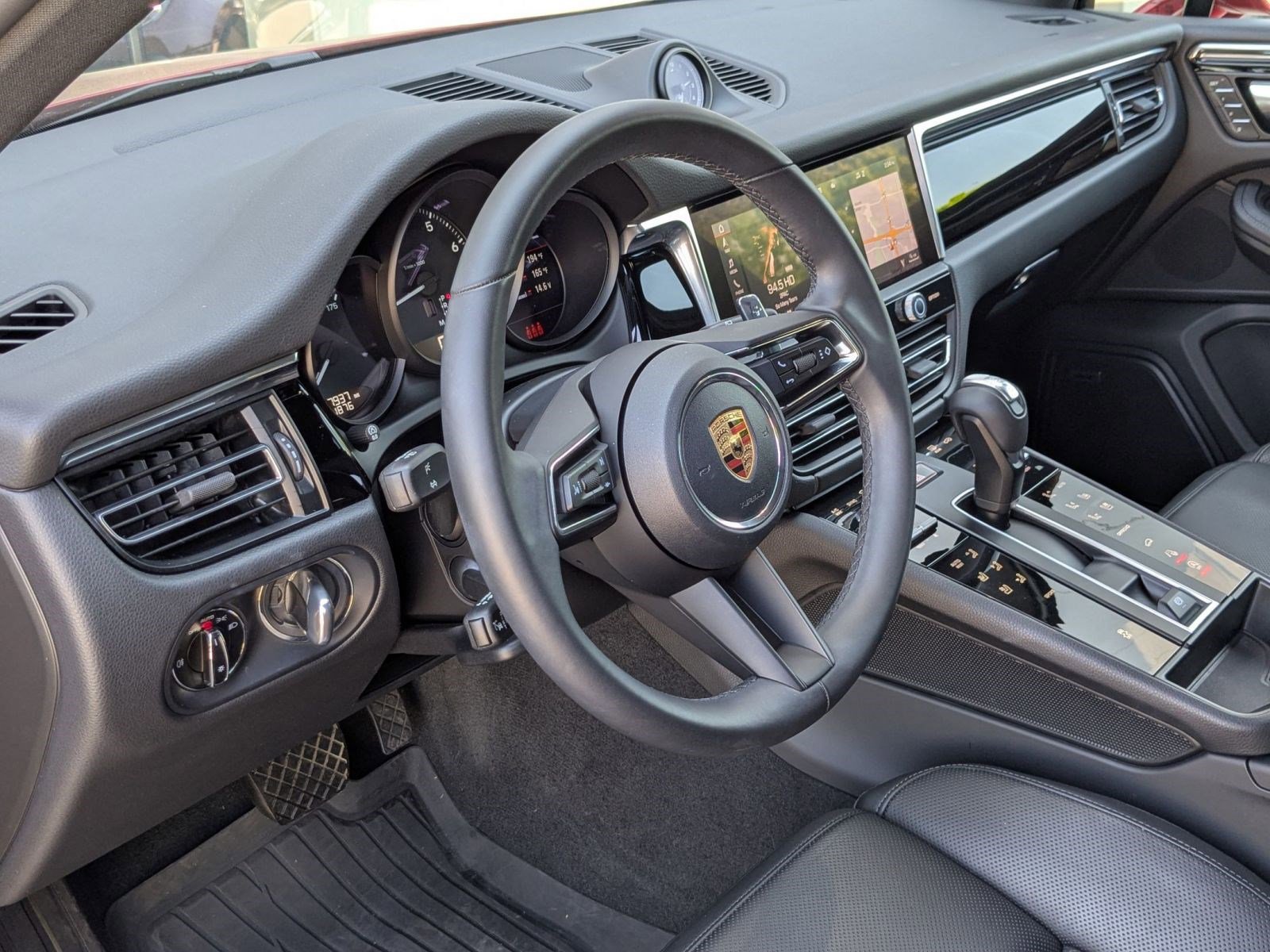Certified 2025 Porsche Macan AWD/4WD image 4