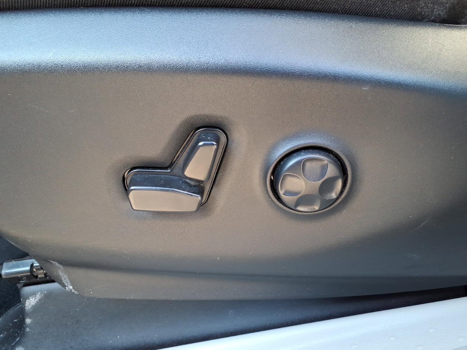 Used 2023 Chrysler Pacifica Touring-L image 12