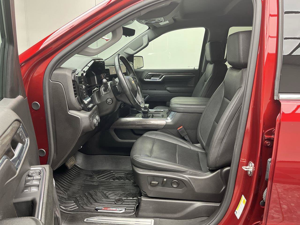 Certified 2024 Chevrolet Silverado 1500 LTZ AWD/4WD image 3