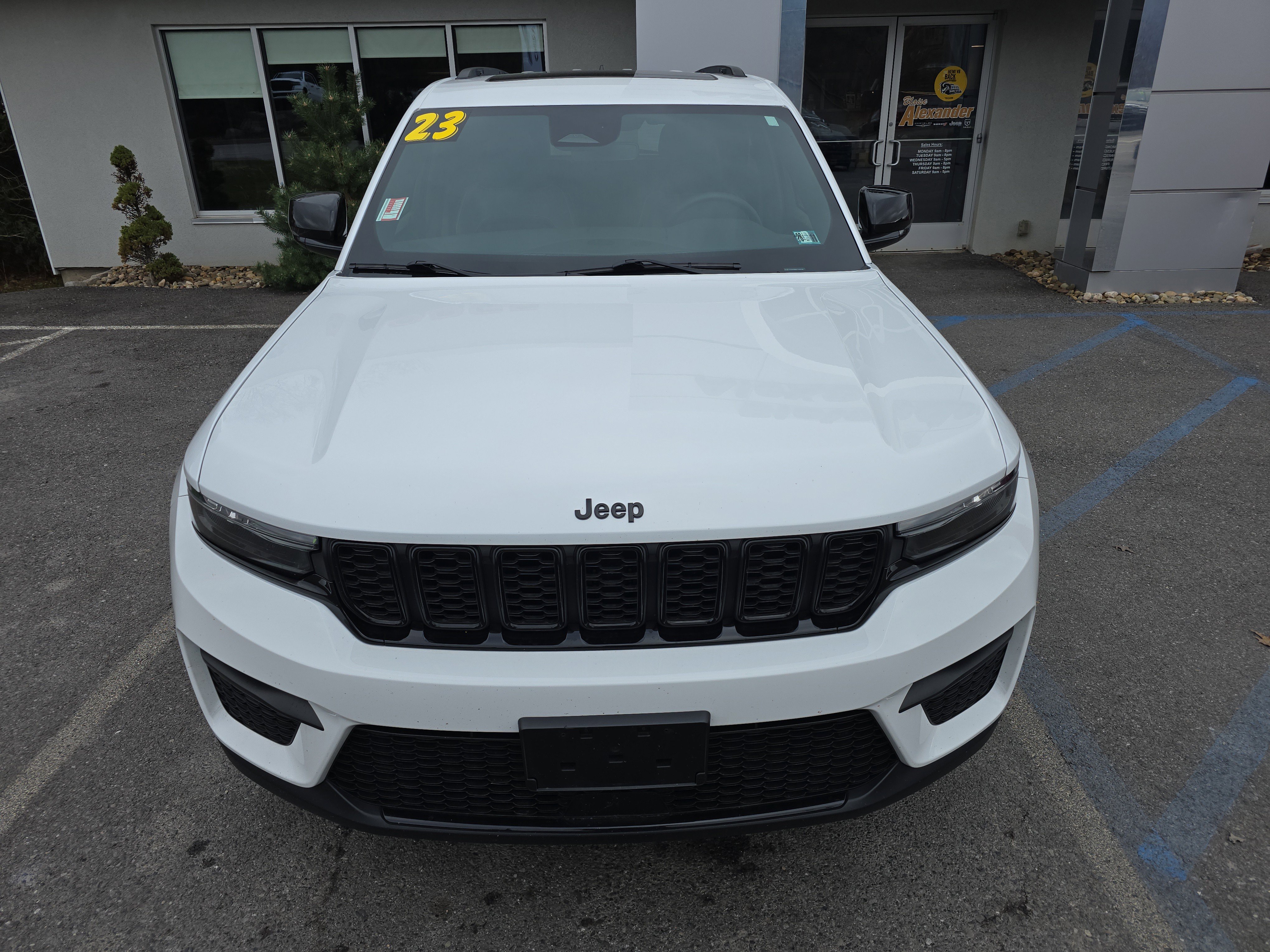 Used 2023 Jeep Grand Cherokee Altitude image 9