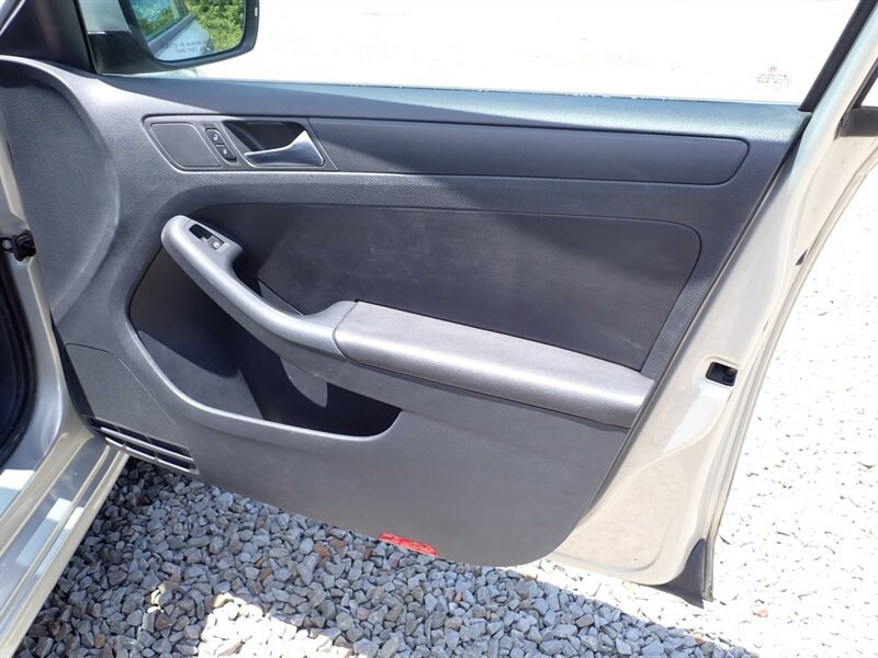 Used 2011 Volkswagen Jetta SE FWD image 16