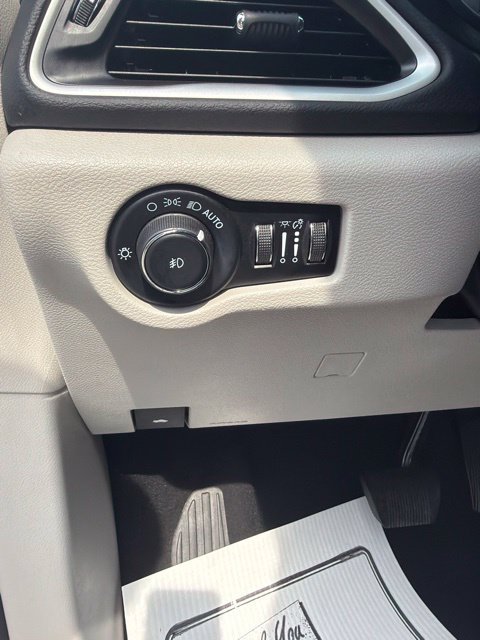 Used 2023 Chrysler Pacifica Touring-L FWD image 22