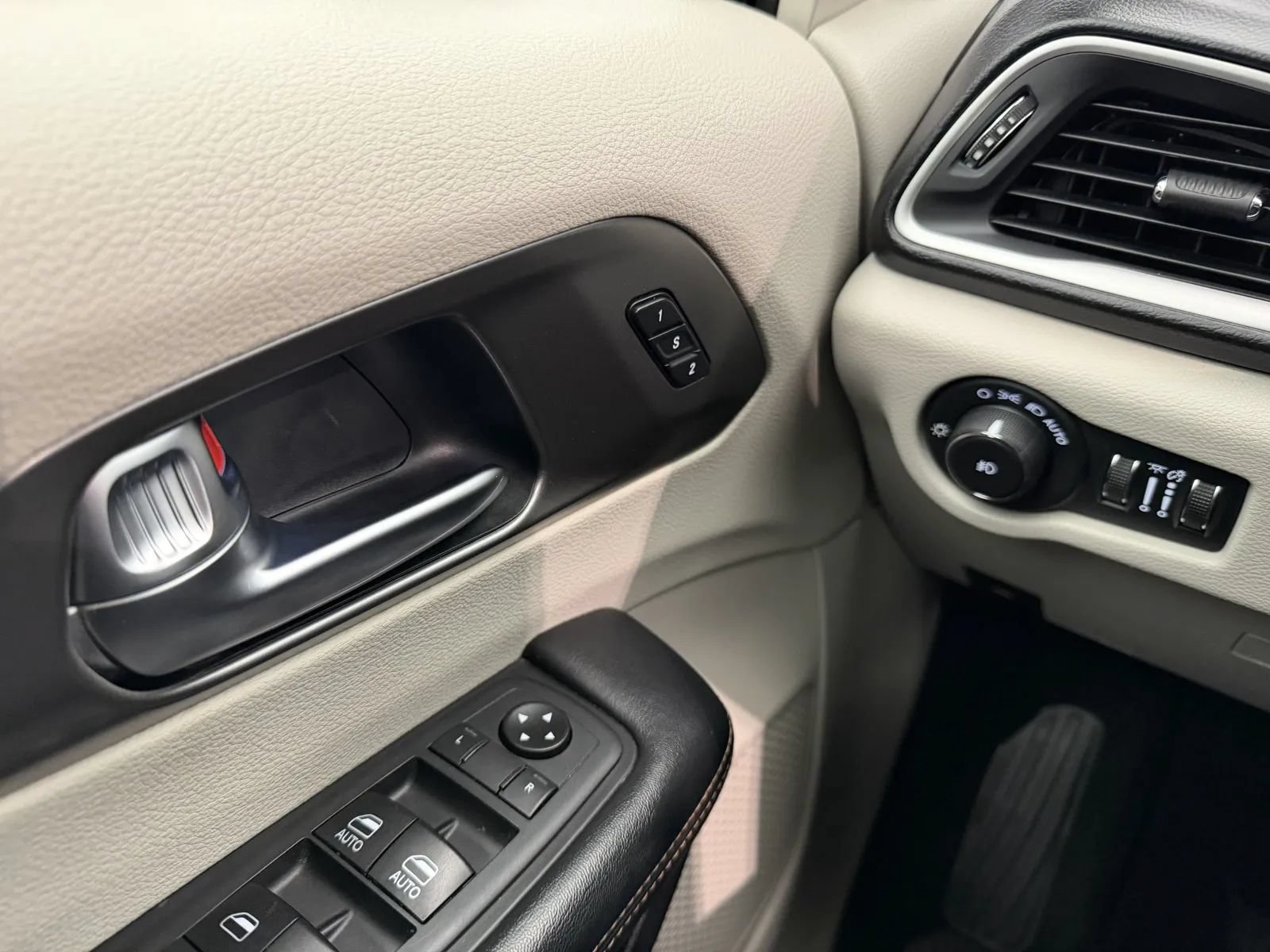 Used 2020 Chrysler Pacifica Touring-L FWD image 10