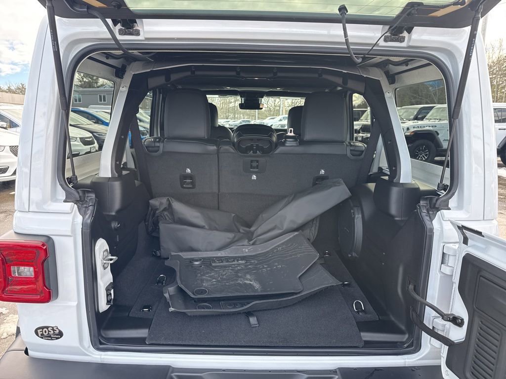 Certified 2025 Jeep Wrangler Sahara AWD/4WD image 24