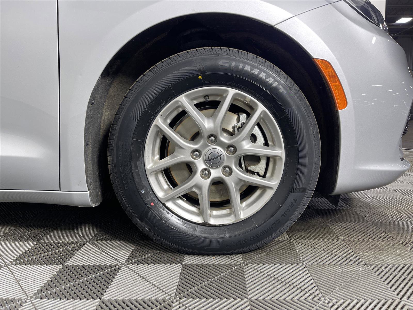 Used 2024 Chrysler Pacifica Touring-L image 6