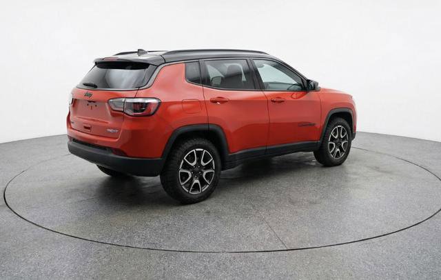 Used 2025 Jeep Compass Trailhawk AWD/4WD image 3