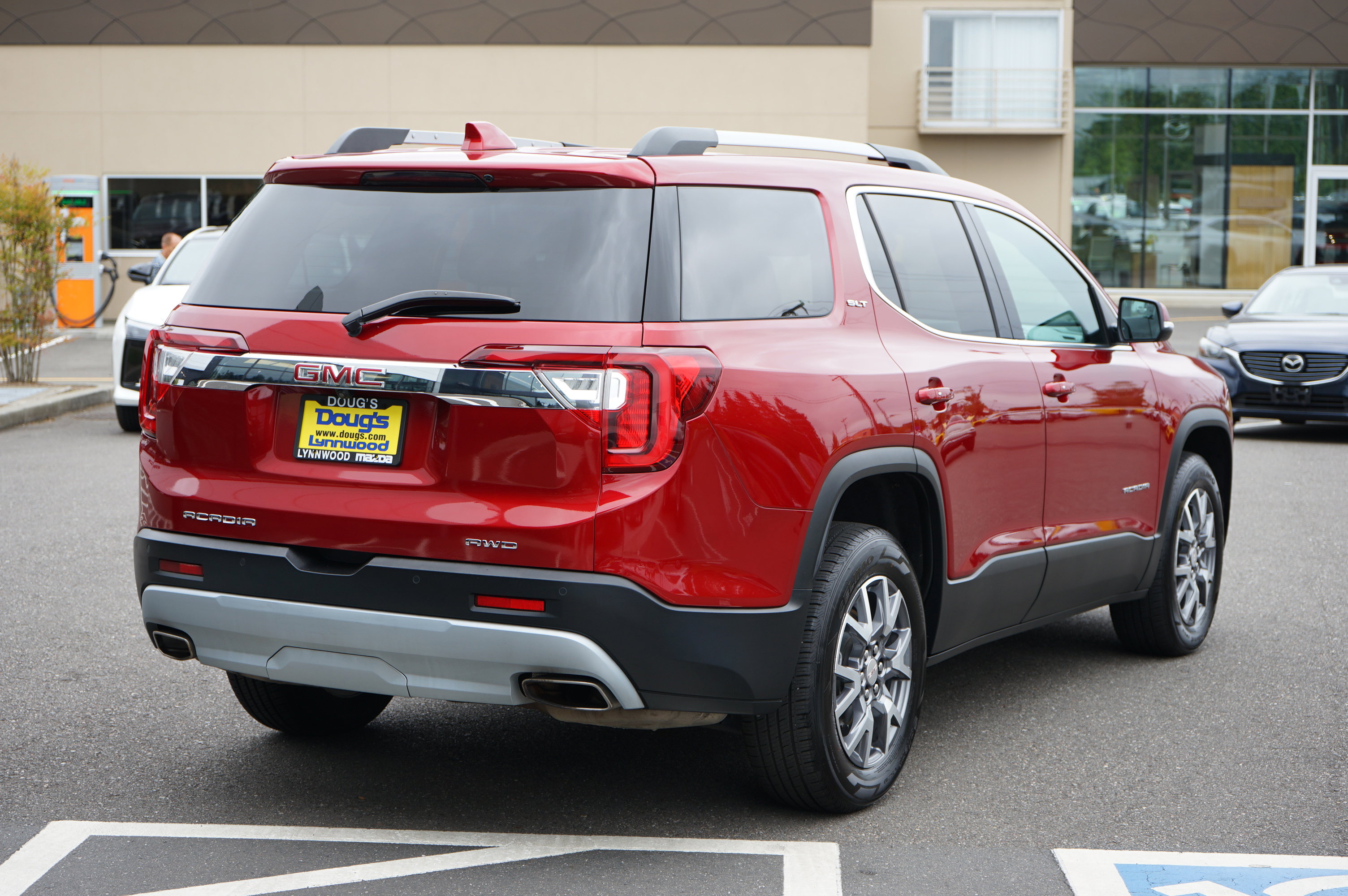 Used 2023 GMC Acadia SLT image 3