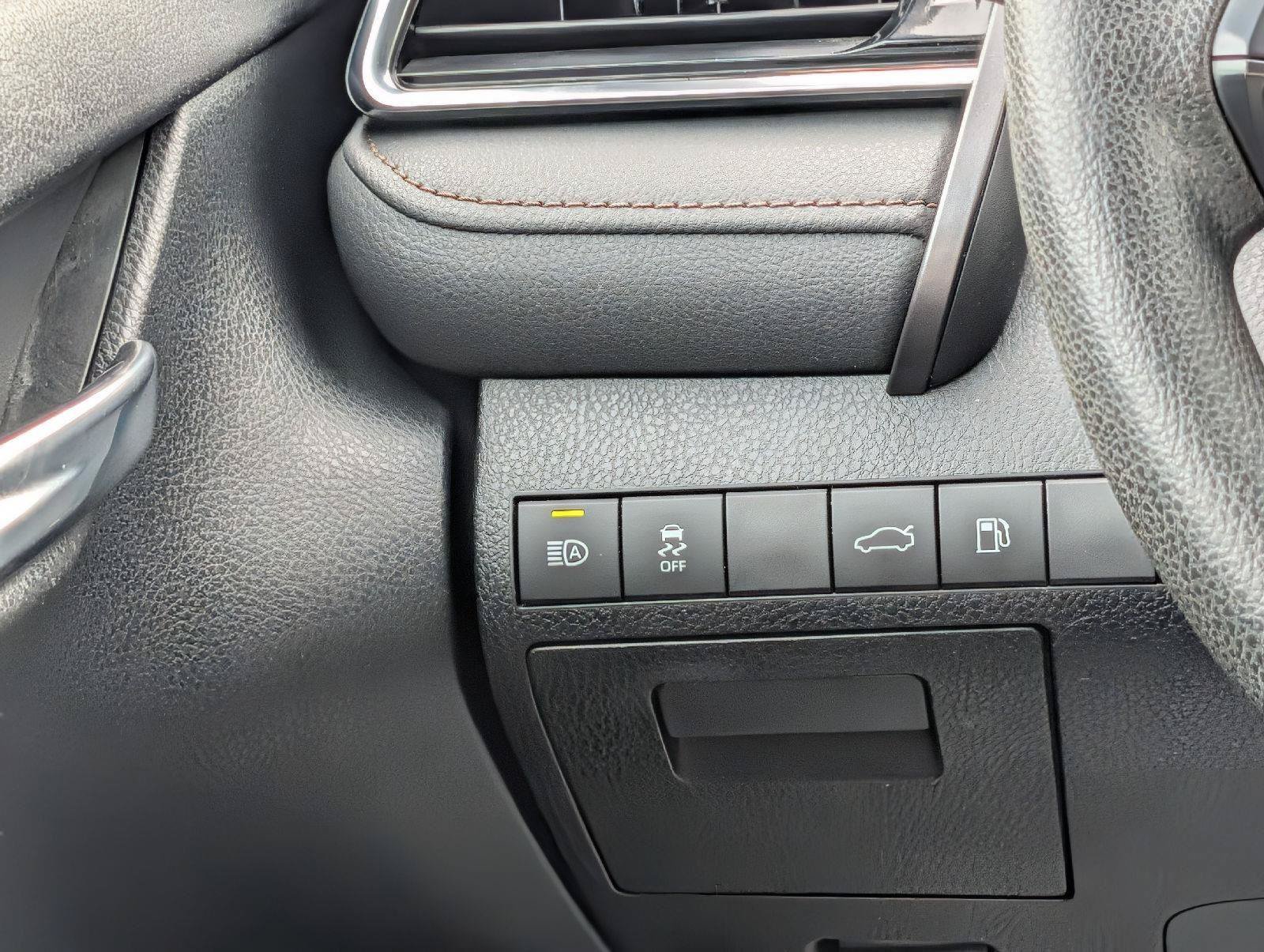 Used 2018 Toyota Camry LE FWD image 14