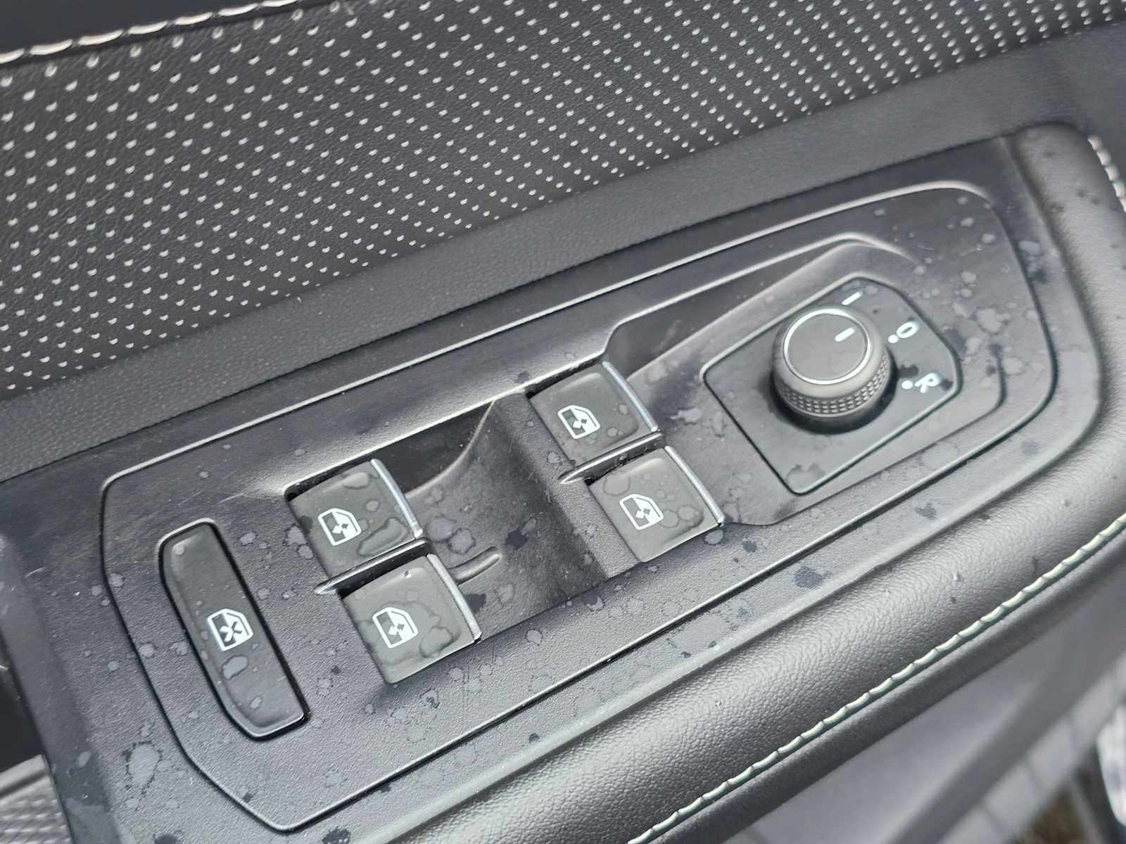 Used 2025 Volkswagen Atlas Cross Sport SE image 23