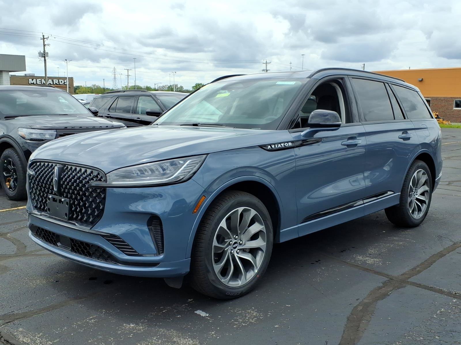 New 2026 Lincoln Aviator AWD w/ Jet Appearance Package image 3