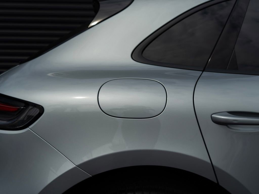 Used 2025 Porsche Macan image 16