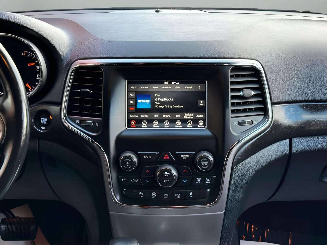 Used 2018 Jeep Grand Cherokee Laredo image 23