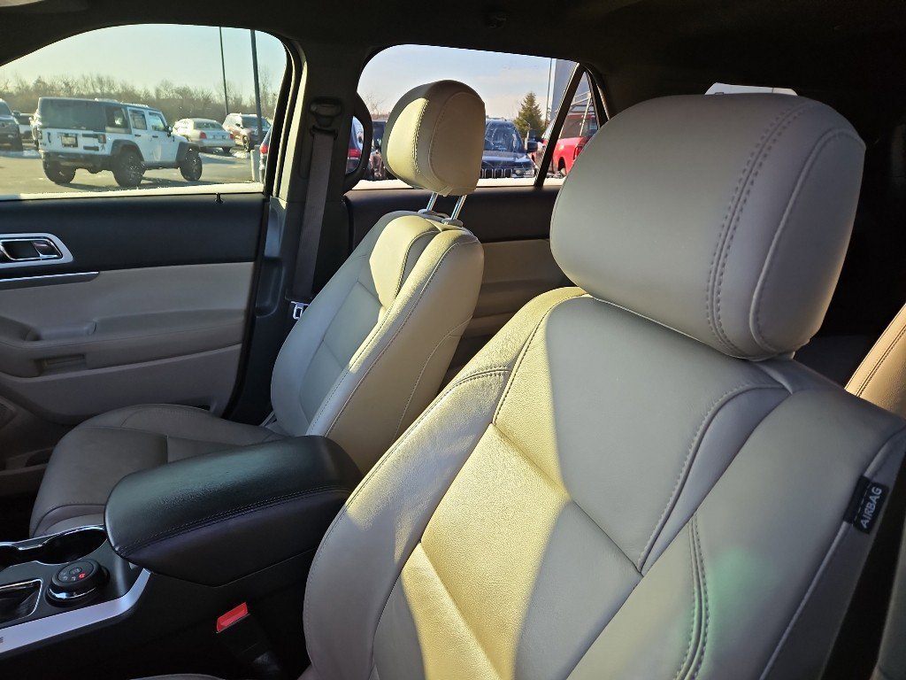 Used 2015 Ford Explorer XLT w/ Equipment Group 202A image 9