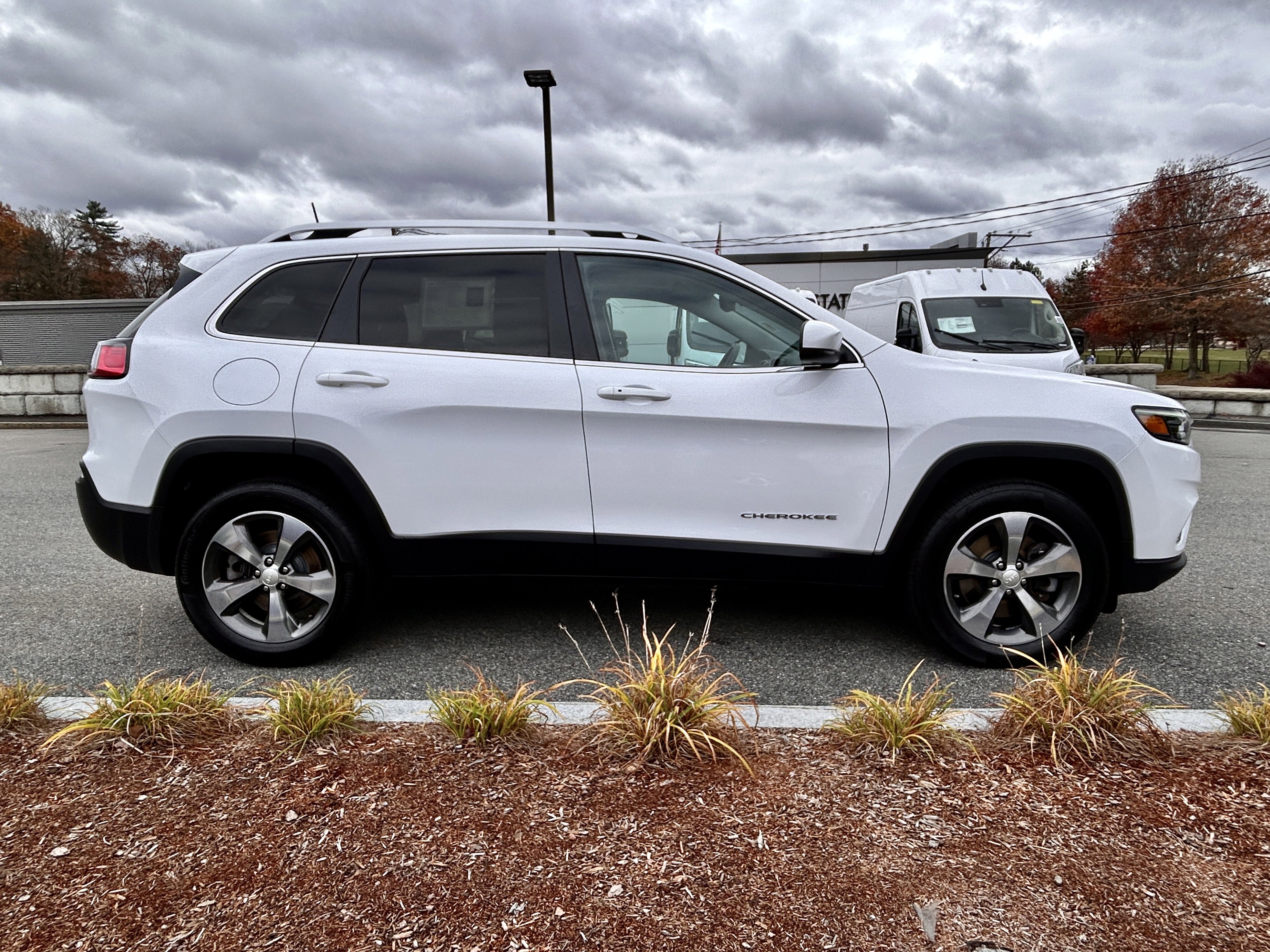 Used 2019 Jeep Cherokee Limited image 14