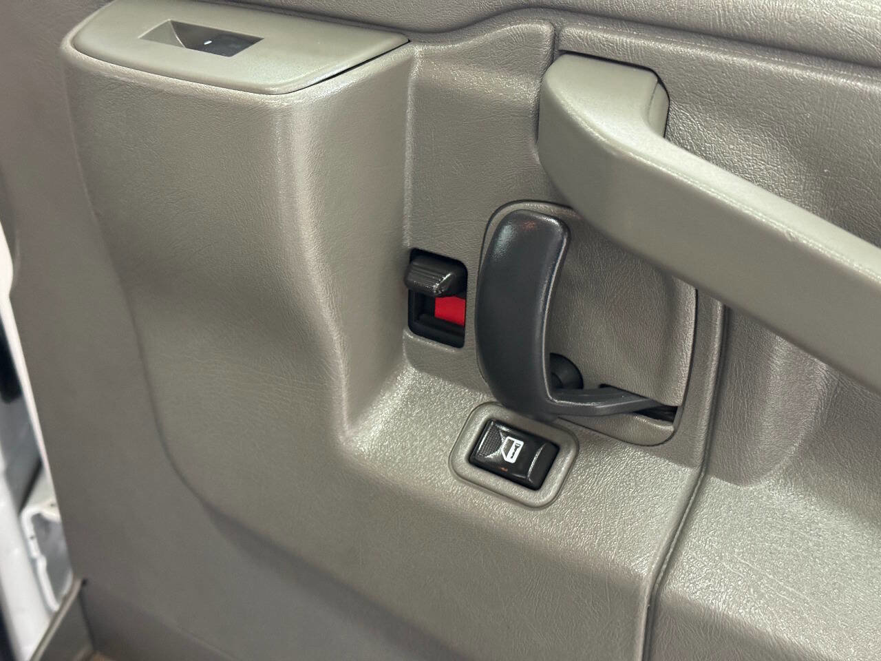 Used 2017 GMC Savana 2500 image 57