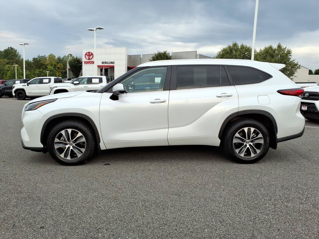Used 2023 Toyota Highlander XLE AWD/4WD image 14