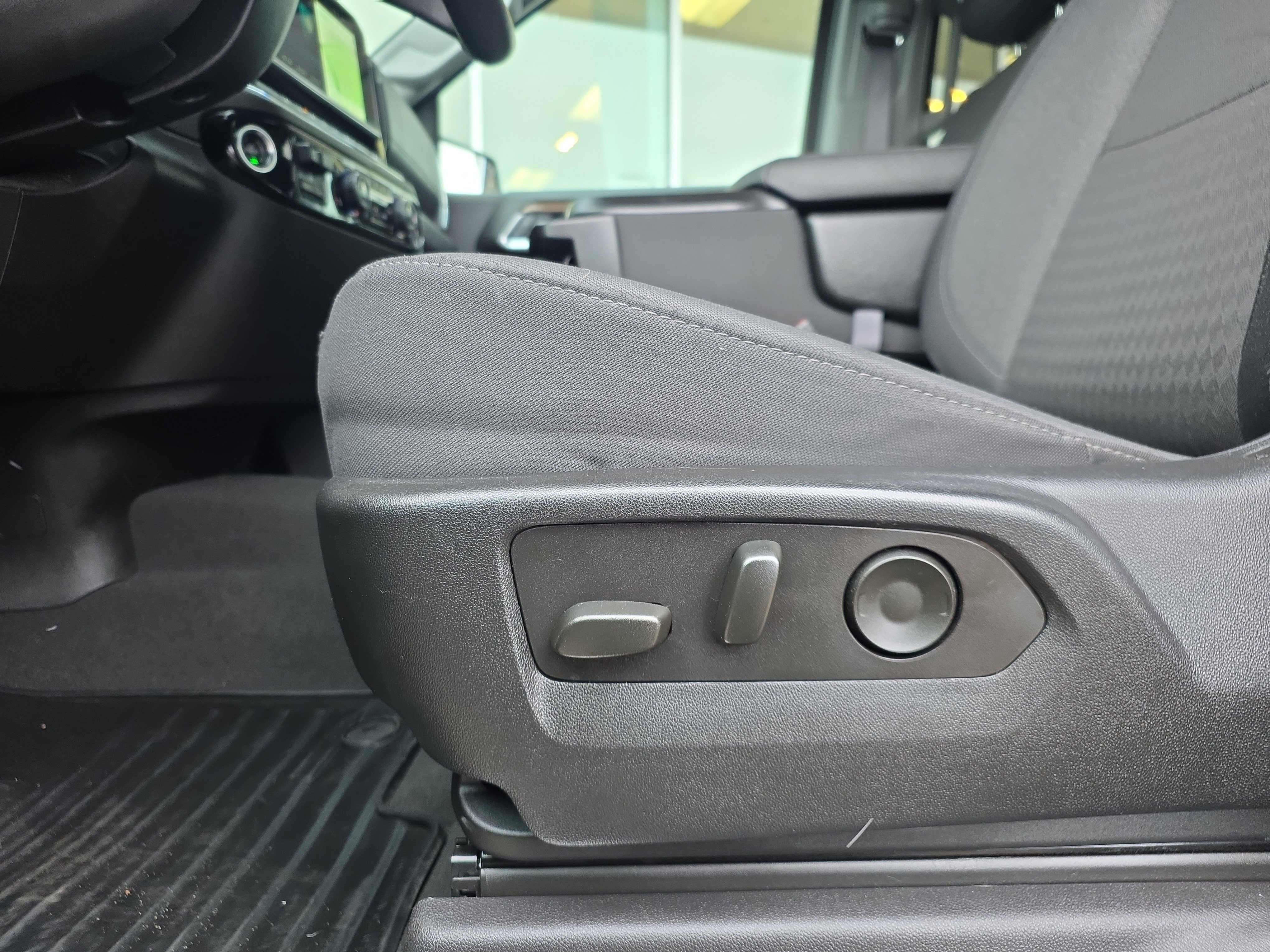 Used 2025 Chevrolet Silverado 1500 LT image 15