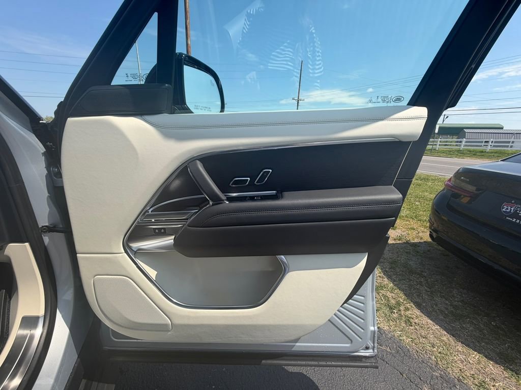 Used 2024 Land Rover Range Rover SE image 20